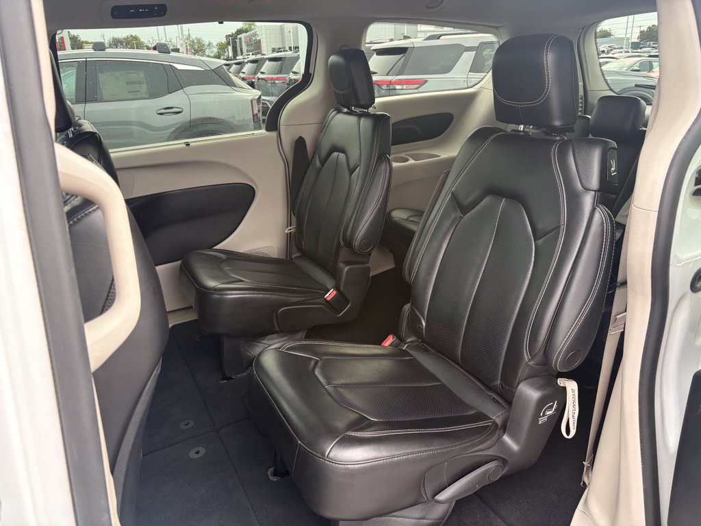 Used 2023 Chrysler Pacifica Touring-L FWD image 28