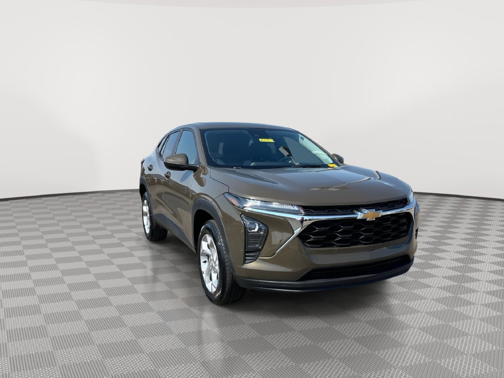 Used 2024 Chevrolet Trax LS w/ LS Convenience Package FWD image 3