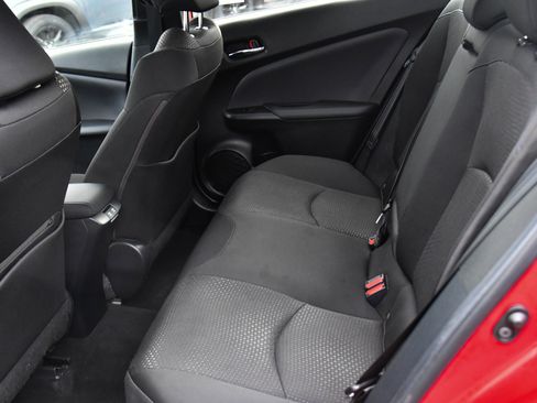 Used 2021 Toyota Prius LE image 31