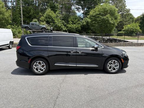 Used 2022 Chrysler Pacifica Limited FWD image 16