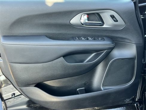 Certified 2026 Chrysler Pacifica Select w/ S Appearance Package image 17