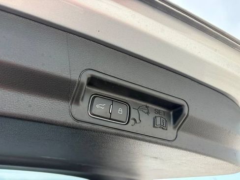 Used 2021 Ford Explorer XLT RWD image 35