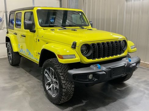 Used 2024 Jeep Wrangler Unlimited w/ Convenience Group AWD/4WD image 2