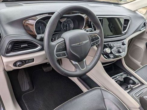 Certified 2023 Chrysler Pacifica Limited FWD image 11