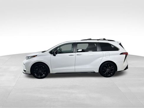 Used 2022 Toyota Sienna XSE image 2