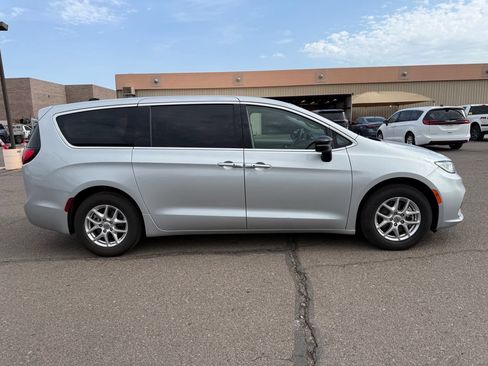 Used 2024 Chrysler Pacifica Touring-L FWD image 4