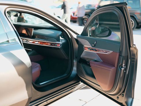 Used 2023 BMW 760i xDrive w/ Executive Package image 19