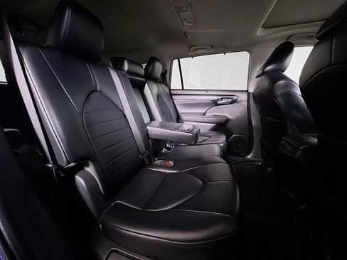 Used 2022 Toyota Highlander XLE image 23