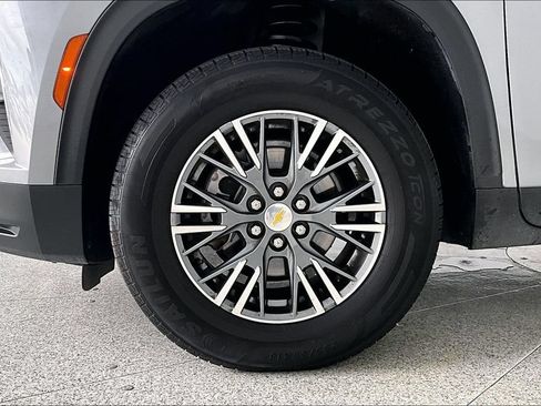 Used 2024 Chevrolet Traverse LT FWD image 11