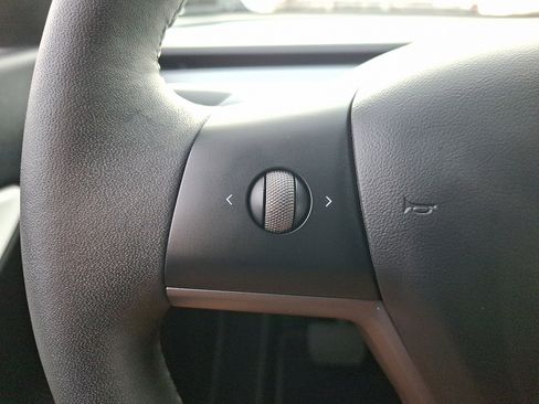 Used 2022 Tesla Model Y Long Range image 21