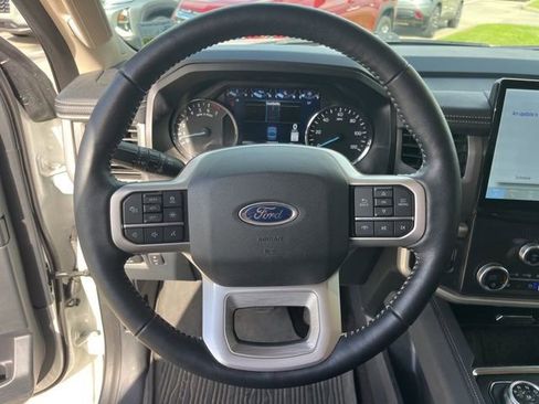 Used 2022 Ford Expedition XLT image 16