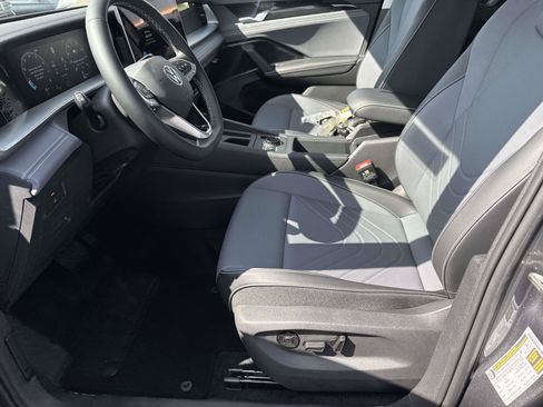 New 2026 Volkswagen Tiguan SE FWD image 14