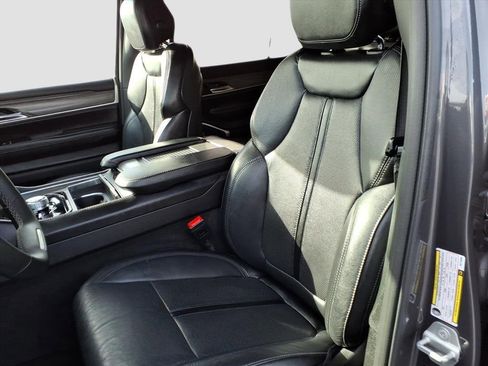 Used 2024 Jeep Wagoneer Series II w/ Flexible Seating Group image 39