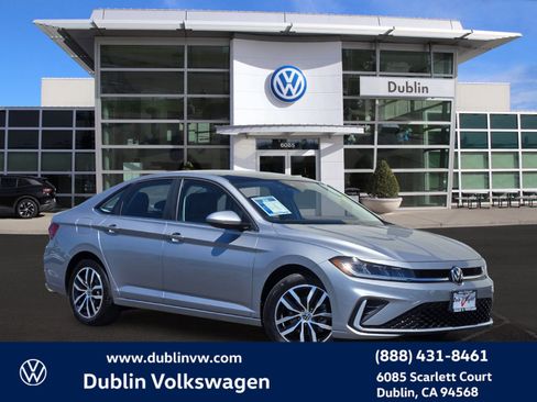 Used 2025 Volkswagen Jetta SE w/ Sunroof Package FWD image 1