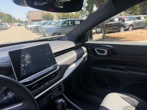 Used 2025 Jeep Compass Trailhawk image 31