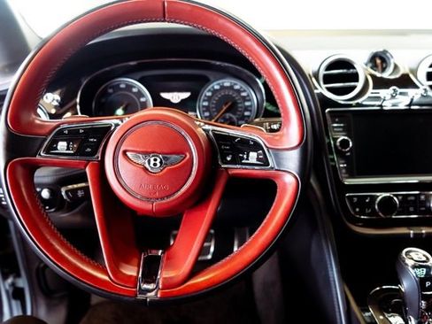Used 2018 Bentley Bentayga image 12