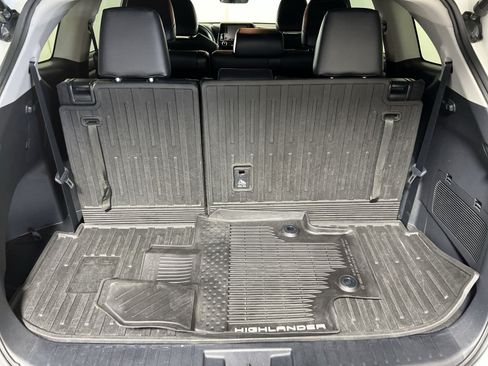 Used 2021 Toyota Highlander XLE AWD/4WD image 26