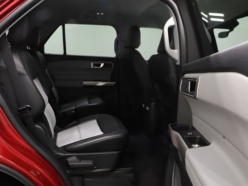 Used 2023 Ford Explorer XLT w/ Equipment Group 202A AWD/4WD image 17