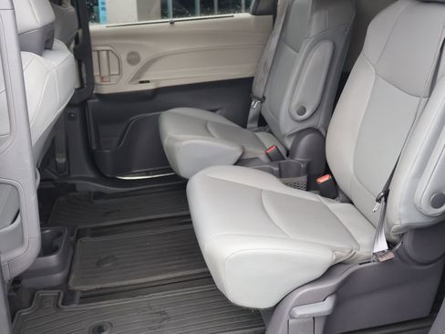 Used 2021 Toyota Sienna XLE image 27