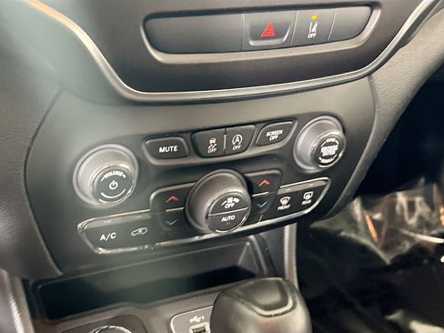 Used 2022 Jeep Cherokee Trailhawk w/ Premium Leather Package image 15