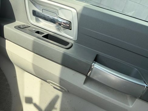 Used 2008 Chrysler Town & Country Touring FWD image 32
