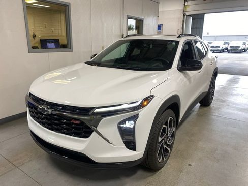 Used 2024 Chevrolet Trax RS w/ Sunroof Package FWD image 2
