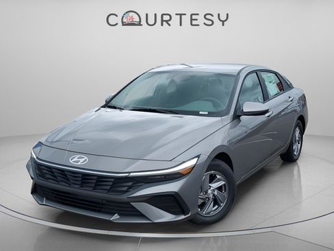 New 2026 Hyundai Elantra SE image 3