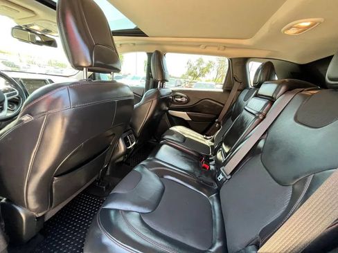 Used 2017 Jeep Cherokee Trailhawk w/ Comfort/Convenience Group AWD/4WD image 11