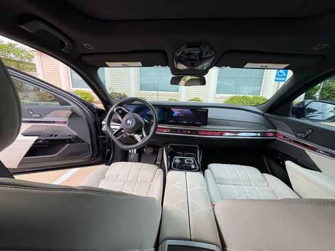 Used 2023 BMW i7 xDrive60 image 17