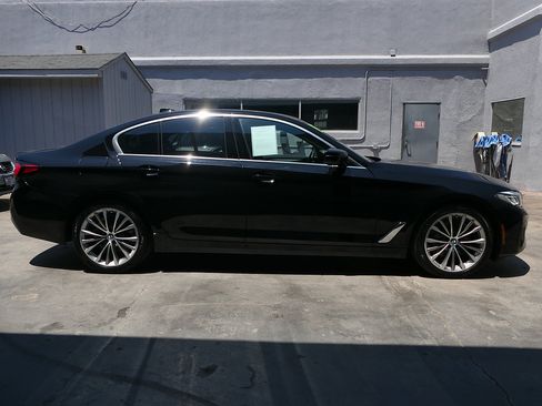 Used 2023 BMW 530i w/ Convenience Package RWD image 2