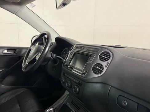 Used 2017 Volkswagen Tiguan Sport image 32