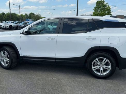 Used 2024 GMC Terrain SLE FWD image 4