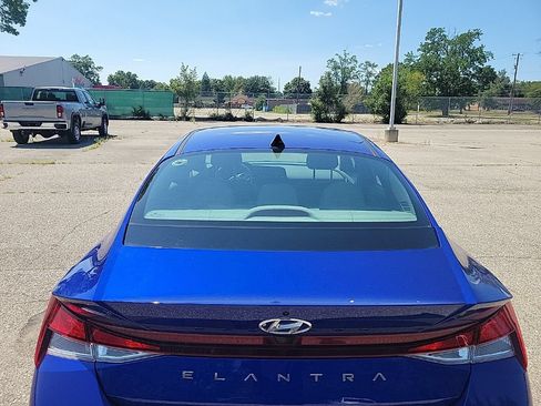 Used 2023 Hyundai Elantra SE FWD image 7