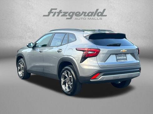 Used 2025 Chevrolet Trax LT FWD image 9