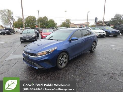 Used 2023 Kia Forte LXS w/ LXS Technology Package FWD image 2