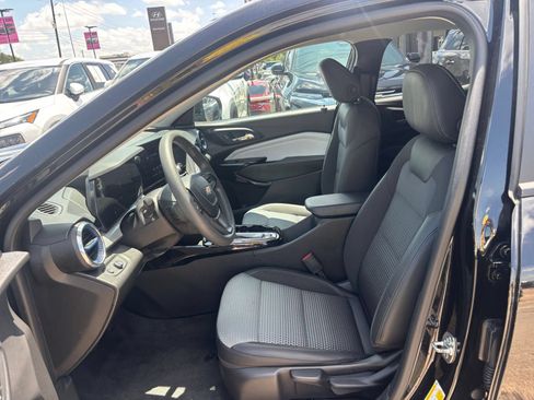 Used 2025 Chevrolet Trax LT FWD image 25