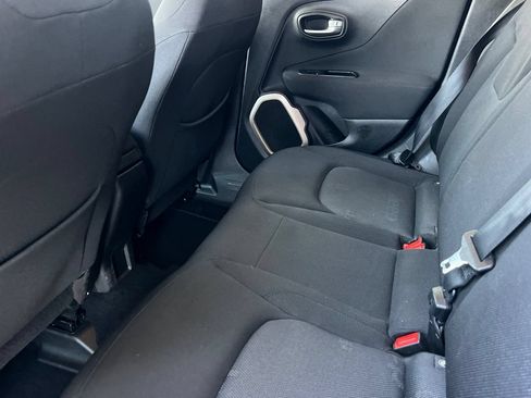 Used 2015 Jeep Renegade Latitude FWD image 16