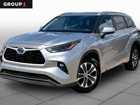 Used 2023 Toyota Highlander XLE AWD/4WD image 1