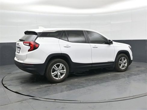 Used 2024 GMC Terrain SLE image 3