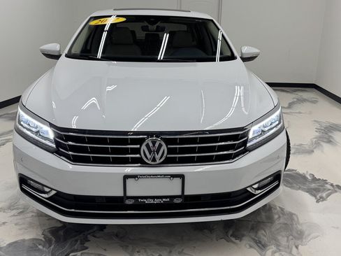 Used 2017 Volkswagen Passat 1.8T SEL Premium FWD image 3