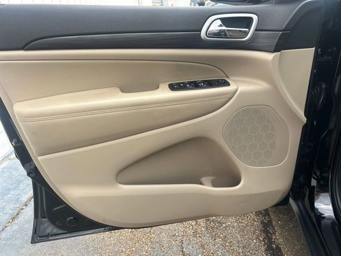 Used 2021 Jeep Grand Cherokee Laredo image 6