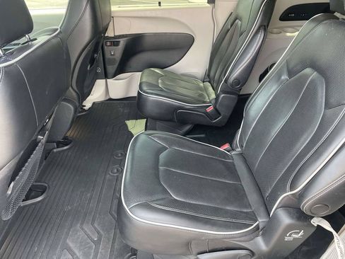 Used 2022 Chrysler Pacifica Limited FWD image 12