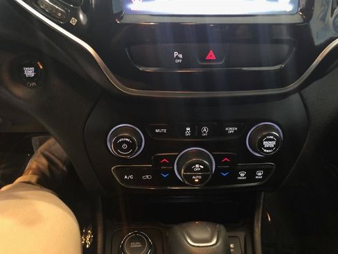 Used 2019 Jeep Cherokee Limited image 18