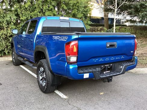 Used 2017 Toyota Tacoma TRD Off-Road image 10