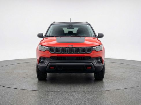 Used 2025 Jeep Compass Trailhawk AWD/4WD image 2