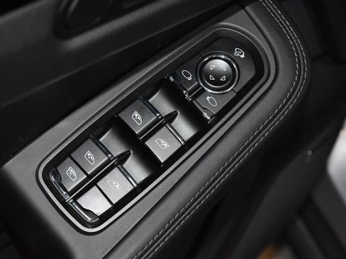 Certified 2026 Porsche Macan AWD/4WD image 8