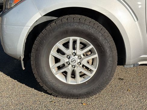 Used 2014 Nissan Frontier SV image 9