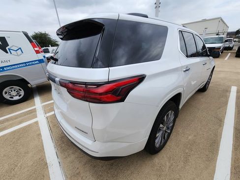 Used 2023 Chevrolet Traverse Premier FWD image 4