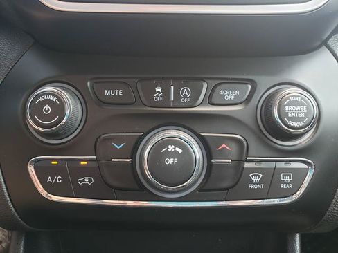 Used 2019 Jeep Cherokee Latitude Plus w/ Cold Weather Group AWD/4WD image 22