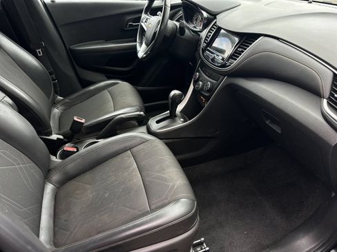 Used 2019 Chevrolet Trax LT w/ LT Convenience Package FWD image 14